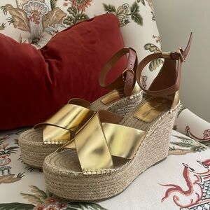 Tory Burch size 7 womens metalic gold and ratan/straw bottom wedges